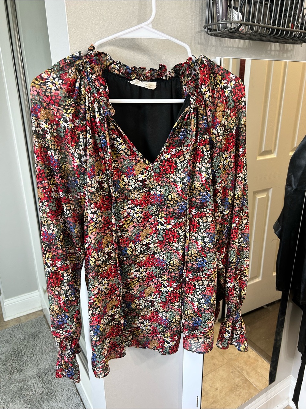 entro Multi-Color Floral V-Neck Long Sleeve Blouse